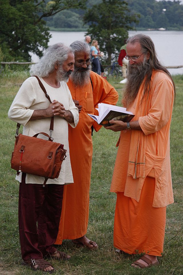 v.l. André Riehl, Swami Nardanand, Swami Mangalananda