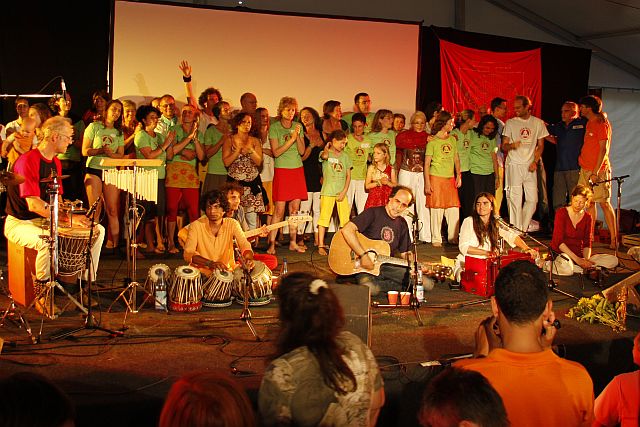 Abschlußveranstaltung - Festival-Helfer singen mit Satyaa & Pari