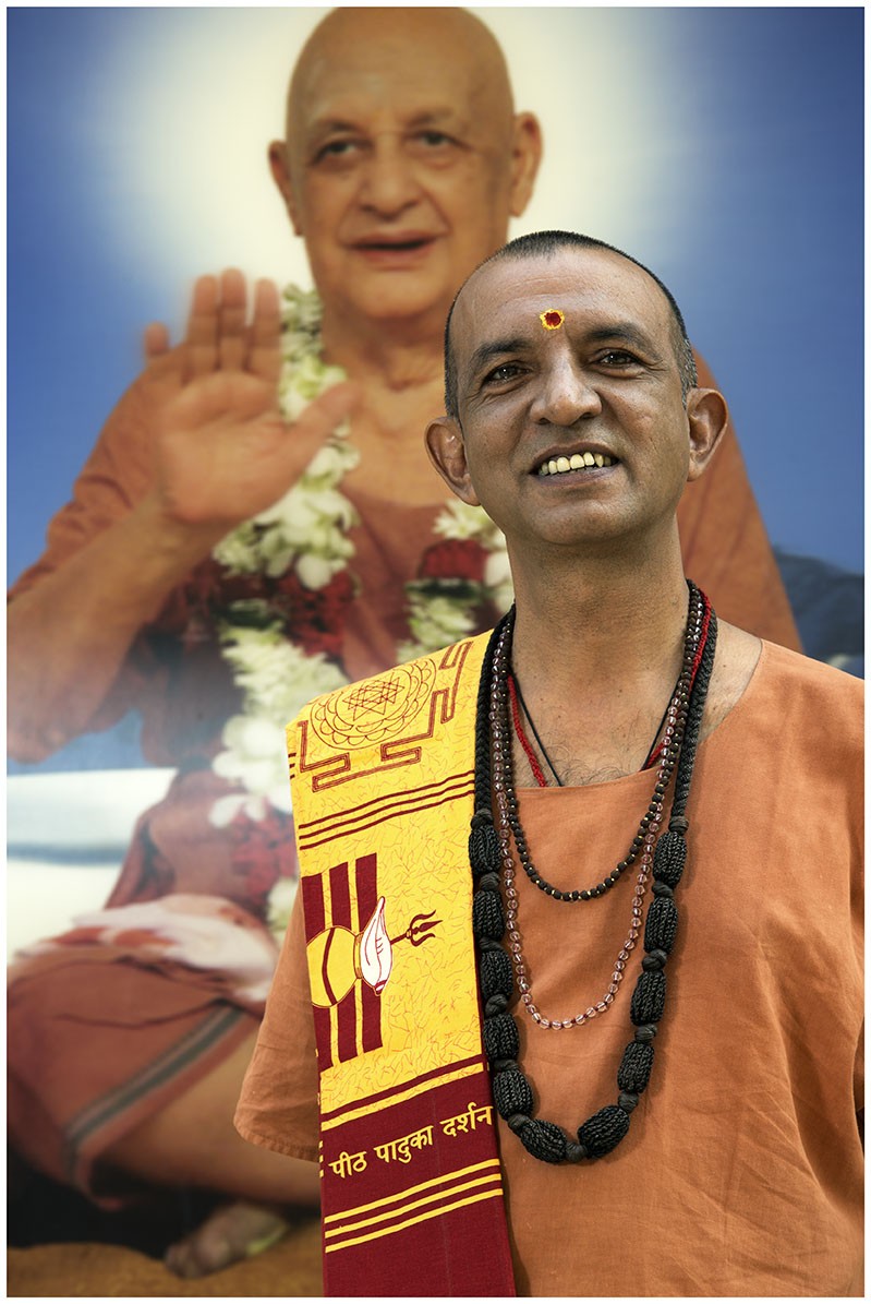 Swami Niranjanananda Saraswati in front of an image of Swami Satyananda Saraswati (1)