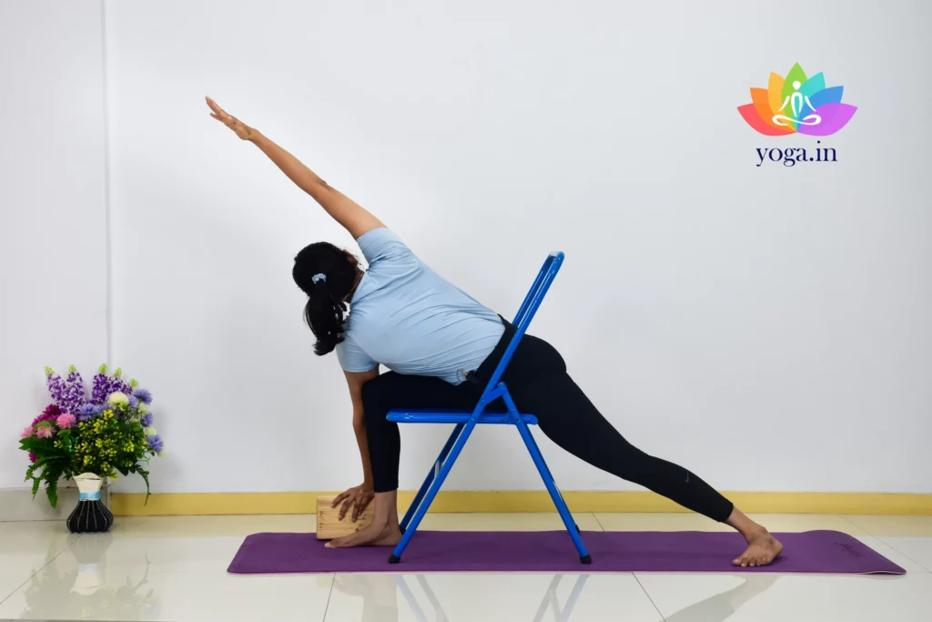 Parivritta Parshvkonasana (1)